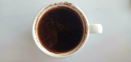 uma xícara de café preto foto