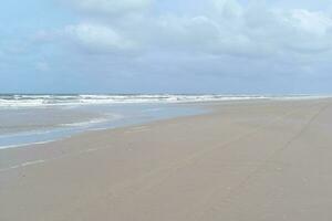 praia, mar, céu sem pessoas às a norte mar dentro a Países Baixos foto