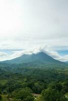 uma exuberante jardim dentro la sorte, costa rica com arenal vulcão dentro a fundo foto