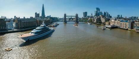 lindo iate ancorado perto a Londres cidade Centro de a torre ponte foto