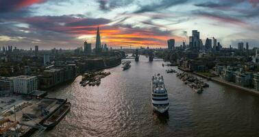 ampla cruzeiro navio indo através Londres debaixo a torre ponte. foto