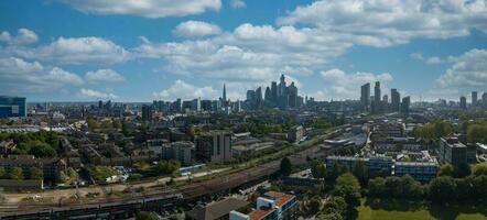 panorâmico aéreo Visão do a cidade do Londres Centro com arranha-céu edifícios em a horizonte. foto