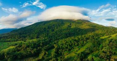 surpreendente Visão do lindo arenal vulcão dentro costa rica foto