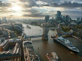 ampla cruzeiro navio indo através Londres debaixo a torre ponte. foto