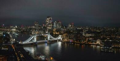 aéreo noite Visão do a torre ponte dentro Londres. foto