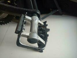 foto do uma bicicleta pedal manivela fez do alumínio dentro Preto cor
