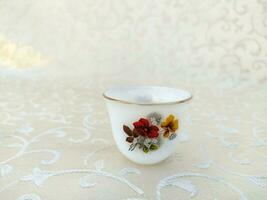 vintage copos com floral texturas estão unicamente arranjado em a mesa foto