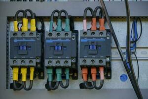 elétrico comuta com fios elétrico painel. foto