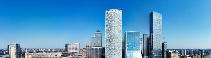 Alto ângulo panorâmico Visão do canário cais edifícios às central Londres cidade do Inglaterra ótimo bretanha. a cenas estava capturado com drones Câmera às baixo altitude em 08 de junho de 2023 durante pôr do sol. foto