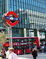 baixo ângulo panorâmico Visão do canário cais edifícios às central Londres cidade do Inglaterra ótimo bretanha. a cenas estava capturado em 08 de junho de 2023 durante Claro dia. foto