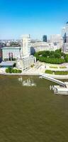 Alto ângulo panorâmico Visão do canário cais edifícios às central Londres cidade do Inglaterra ótimo bretanha. a cenas estava capturado com drones Câmera às baixo altitude em 08 de junho de 2023 durante pôr do sol. foto