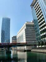 baixo ângulo panorâmico Visão do canário cais edifícios às central Londres cidade do Inglaterra ótimo bretanha. a cenas estava capturado em 08 de junho de 2023 durante Claro dia. foto