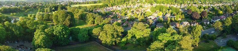 aéreo Visão do luton Cidade do Inglaterra Reino Unido às sobre a Wardown público parque, a drones Câmera cenas estava capturado em Junho 13, 2023 foto