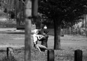 uma baixo ângulo Visão do pessoas estão jogando jogos em jogar terra às público parque do luton cidade do Inglaterra ótimo Grã-Bretanha Reino Unido, a cenas estava capturado em 12 de abril de 2023 foto