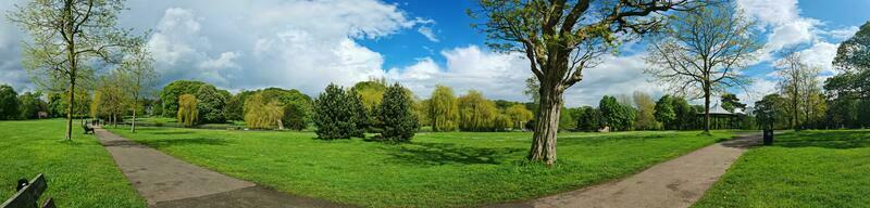 lindo Visão do uma local público parque do Inglaterra Reino Unido foto