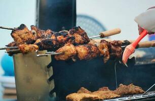 lindo e gostoso frango churrasco é cozinhando em grade com aquecido carvão dentro uma casa jardim. a cenas estava capturado em Junho 10º, 2023 foto