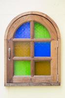 janelas de madeira coloridas foto