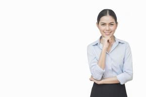 mulher de negócios sorrindo isolada no fundo branco foto