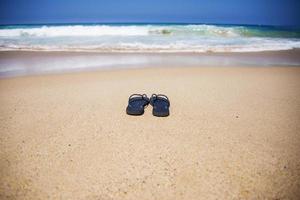 chinelos de verão na praia foto