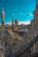 vista panorâmica do horizonte da cidade vista dos terraços da catedral de milão