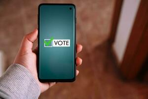 mulher usar Smartphone para voto on-line. político conceito. eletrônico Internet votação. cliente opinião. foto