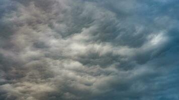 textura do brilhante azul dramático nublado céu. foto