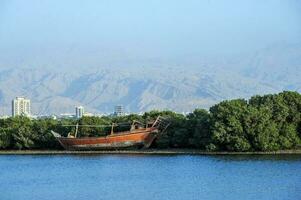 panorama do ras al khaimah lagoas.dhow barco foto