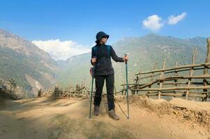 uma jovem viajante caminhada em floresta trilha , Nepal foto