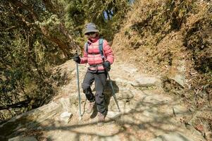 uma jovem viajante caminhada em floresta trilha , Nepal foto