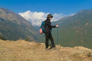 uma jovem viajante caminhada em floresta trilha , Nepal foto