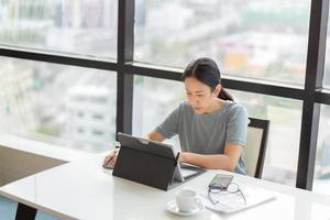 empresária trabalhando em um laptop no escritório foto