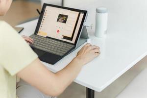 empresária fazendo videochamada para parceiro de negócios usando o laptop em casa foto