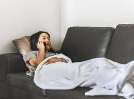 mulher deitada em um sofá falando sobre o conceito de quarentena do smartphone