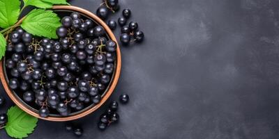 Preto groselha fruta em tigela e Sombrio mesa, cópia de espaço, fundo, generativo ai foto