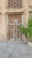 velho madeira textura porta às Lahore forte foto