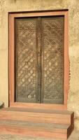lindo madeira porta dentro Lahore forte foto