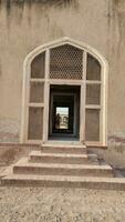lindo velho Projeto porta dentro Lahore forte foto