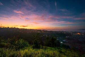 montanhas durante alvorecer. lindo natural panorama dentro a verão Tempo com névoa foto