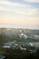 montanhas durante alvorecer. lindo natural panorama dentro a verão Tempo com névoa foto