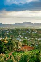 majestoso pôr do sol dentro a montanha panorama dentro dai binh montanha vale, Vietnã foto