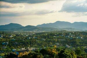 majestoso pôr do sol dentro a montanha panorama dentro dai binh montanha vale, Vietnã foto