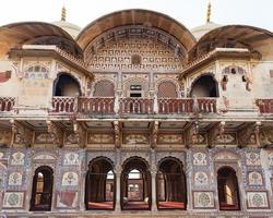palácio da cidade em karauli, rajasthan, índia
