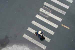 solitário mulher vestem passeio bicicleta em rua do ásia cidade foto