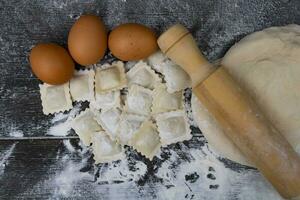 rolando PIN com massa, ovos, farinha e Ravioli foto