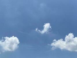 céu azul com nuvens foto