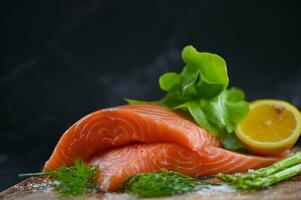 salmão filé com limão espargos erva e especiarias, fresco cru salmão peixe em gelo para cozinhando Comida frutos do mar salmão peixe foto