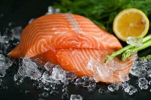 salmão filé com limão espargos erva e especiarias, fresco cru salmão peixe em gelo para cozinhando Comida frutos do mar salmão peixe foto