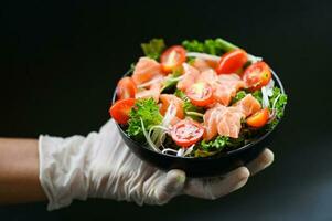 fresco cru salmão peixe cozinhando Comida frutos do mar salmão peixe saudável Comida em mão, salmão salada Comida salmão filé com vegetal alface folha tomate erva e especiarias foto