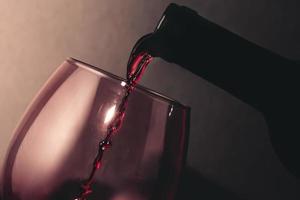 derramando vinho no copo foto