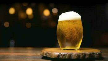 espumoso Cerveja dentro ouro cerveja vidro em Sombrio de madeira mesa gerado de ai foto